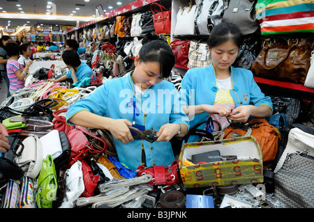 Mesdames ventes au marché de Hong Qiao Pearl à Beijing, Chine. Banque D'Images