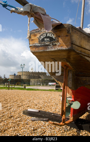 Bateau sur la plage avec château de Deal dans l'arrière-plan Banque D'Images