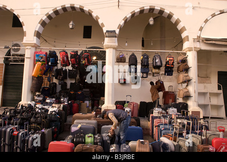 Assurance vendeur et de blocage dans le souk al Mushir Medina Tripoli Libye Banque D'Images