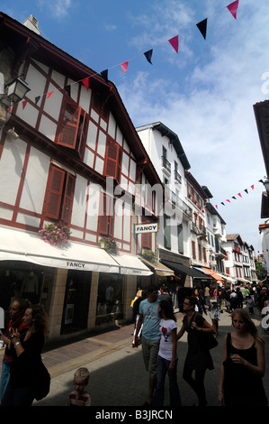 Une rue avec des maisons typiques de style basque, près de Bayonne, dans le sud-ouest de la France. Banque D'Images