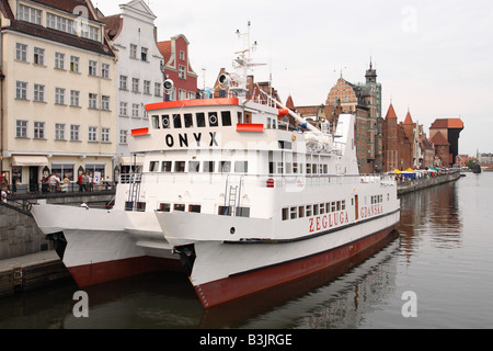 Gdansk Pologne la vieille ville city waterfront sur la rivière Motlawa avec les vieux 15ème siècle Grue de Gdansk à l'arrière-plan Banque D'Images