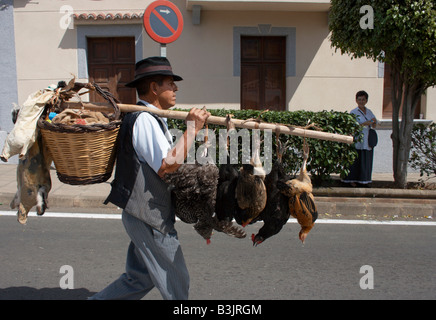 Agriculteur avec les poulets vivants à fiesta del Pino in Firgas sur Gran Canaria dans les îles Canaries Banque D'Images