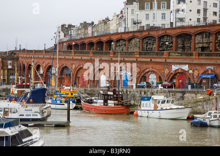 Vue sur le port d'un jour brumeux et pluvieux dans la région de Ramsgate Kent Banque D'Images