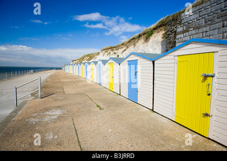 Rangée de cabines de plage en Sarre près de Margate Kent Banque D'Images