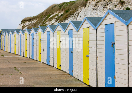 Rangée de cabines de plage en Sarre près de Margate Kent Banque D'Images