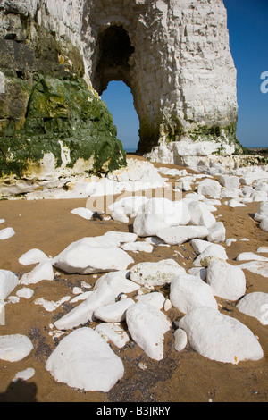 Chalk naturel formé de passage dans les falaises à Kingsgate Bay dans le Kent Banque D'Images