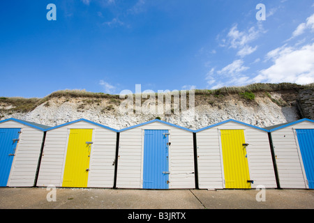 Rangée de cabines de plage en Sarre près de Margate Kent Banque D'Images