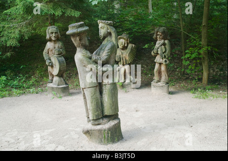 Des statues en bois sur la Colline des Sorcières Juodkrante Parc National de Courlande Lituanie Banque D'Images