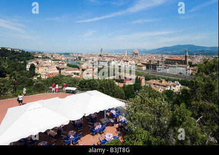 Sur la ville de Piazzale Michelangelo avec cafe au premier plan, Florence, Toscane, Italie Banque D'Images