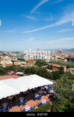 Sur la ville de Piazzale Michelangelo avec cafe au premier plan, Florence, Toscane, Italie Banque D'Images