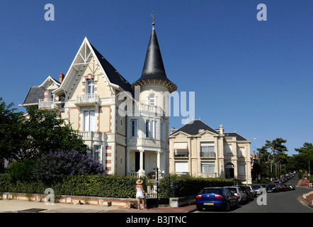 Une maison typique avec Belle Epoque fin XIXe et début XXe siècle architecture bourgeoise classique ; à Royan, France Banque D'Images