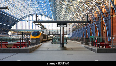 Euro star train en attente à la plate-forme à la gare St Pancras, Londres. Banque D'Images