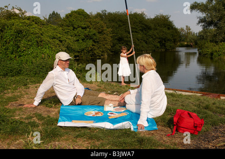 Jolie jeune famille bénéficiant d'une journée en rivière Cam Cambridge Banque D'Images