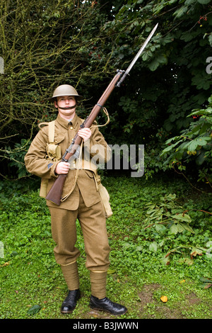 Un membre d'une société de reconstitution historique porte l'uniforme d'un soldat de la première guerre mondiale. Banque D'Images