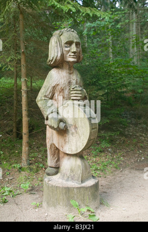 Des statues en bois sur la Colline des Sorcières Juodkrante Parc National de Courlande Lituanie Banque D'Images