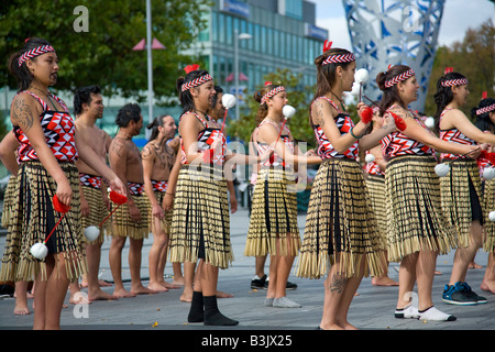 Les jeunes femmes maories jouent en costume traditionnel à Cathedral Square, Christchurch, Île du Sud, Nouvelle-Zélande, 2008 Banque D'Images