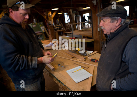 Les charpentiers travaillent à la boutique dans le chantier naval de Port Townsend La ville de Port Townsend est connue pour ses charpentiers magistral Banque D'Images