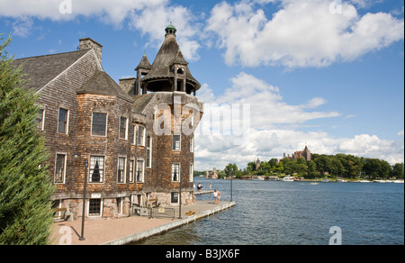 Location chambre horizontale : l'énorme château Boldt yacht et bateau maison avec le château sur l'Île du Cœur dans l'arrière-plan Banque D'Images