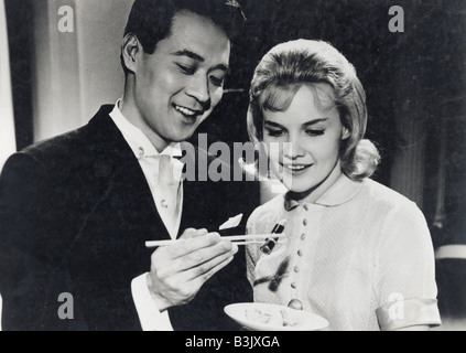 BRIDGE AU SOLEIL 1961 MGM film avec Carroll Baker et James Shigeta Banque D'Images