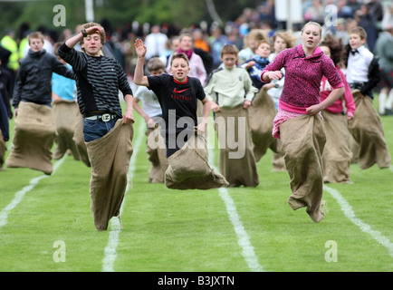 Les enfants participant à une ancienne race sac traditionnel au Royaume-Uni Banque D'Images