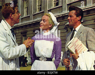 Médecin au grand rang 1957 film avec Shirley Eaton et Dirk Bogarde à droite Banque D'Images