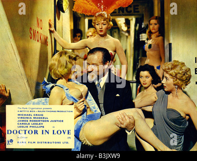 Dans l'AMOUR MÉDECIN 1960 Rank film avec James Robertson Justice et Joan Sims derrière lui Banque D'Images