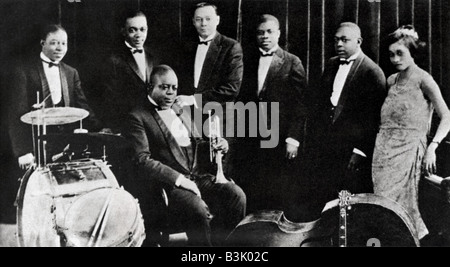 KING OLIVER'S CREOLE JAZZ BAND avec Oliver, Louis Armstrong assis à gauche et sa future femme Lil Hardin à droite Banque D'Images