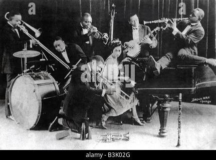 KING OLIVER'S CREOLE JAZZ BAND avec Louis Armstrong, King Oliver centre d'agenouillement centre permanent sur cornet et Lil Hardin piano Banque D'Images