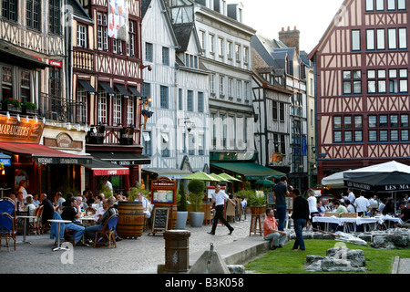 Juillet 2008 - Restaurants et maisons à colombages sur la Place du Vieux Marche à Rouen Normandie France Banque D'Images