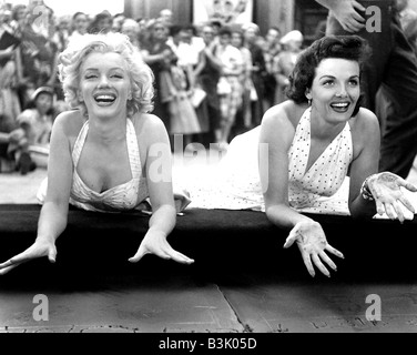 MARILYN MONROE à gauche et Jane Russell laisser leurs empreintes de mains au Graumann's Chinese Theatre à Hollywood en 1953 Banque D'Images