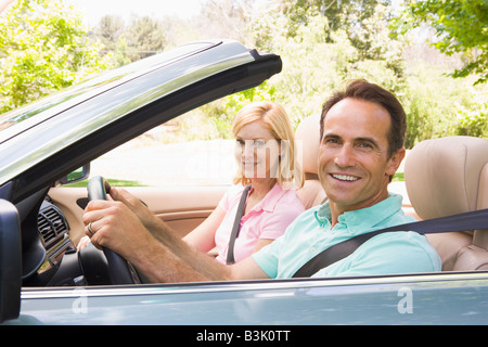 Voiture Couple smiling Banque D'Images