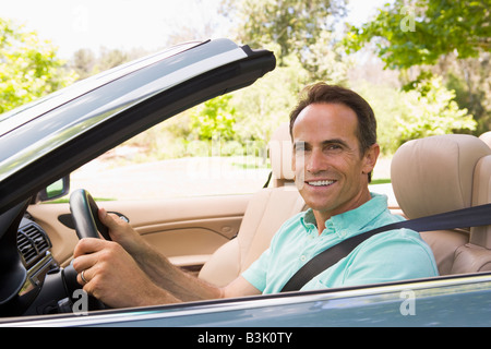 L'homme en voiture décapotable smiling Banque D'Images