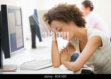 Woman in computer room sleeping Banque D'Images