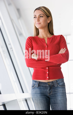 Woman standing in corridor Banque D'Images