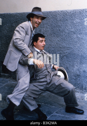 La VIE EST BELLE 1997 Buena Vista film avec Roberto Benigni à gauche Banque D'Images