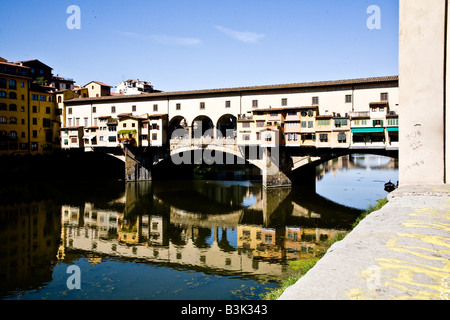 Le Ponte Vecchio l'ancien pont c'est une rue commerçante dans l'Arno Fiume Banque D'Images