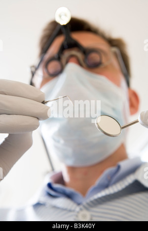 Dentiste holding pick et mirror Banque D'Images