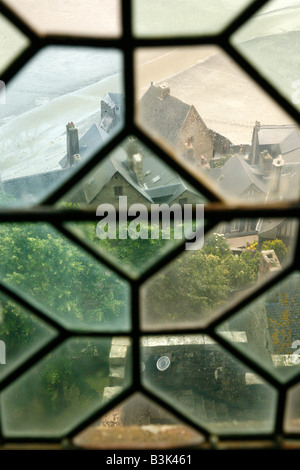 Juillet 2008 - Vue d'une fenêtre à l'abbaye du Mont St Michel en Normandie France Banque D'Images