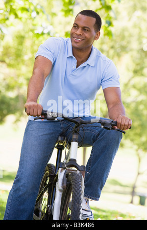 L'homme à l'extérieur sur bike smiling Banque D'Images