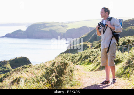 Homme debout sur le chemin de la falaise Banque D'Images