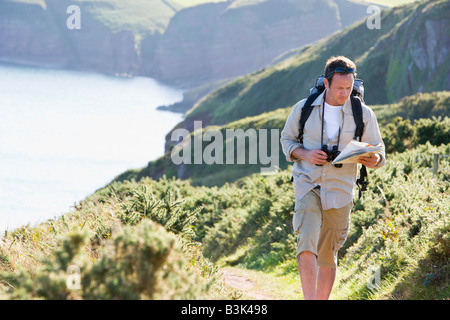 Homme marchant sur le chemin à la carte à falaise Banque D'Images