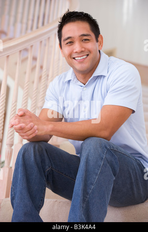 Homme assis sur l'escalier smiling Banque D'Images