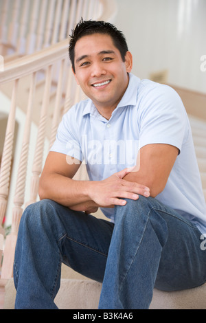 Homme assis sur l'escalier smiling Banque D'Images