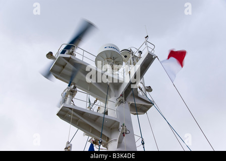 Un providig du mât du navire en charge des scanners radar par satellite, drapeau dome drisses, la corne du navire ou un sifflet et feux de signalisation. Banque D'Images