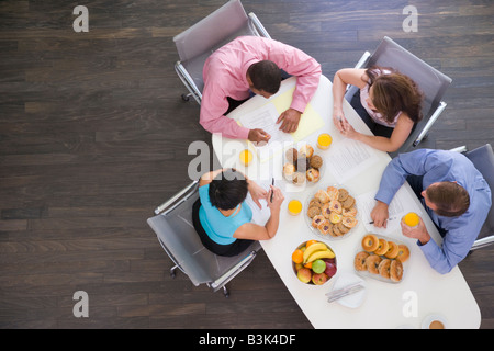 Quatre affaires à table de conférence avec petit déjeuner Banque D'Images