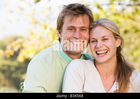 Couple outdoors smiling Banque D'Images