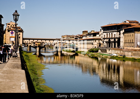 Le Ponte Vecchio l'ancien pont c'est une rue commerçante dans l'Arno Fiume Banque D'Images