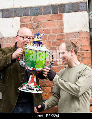 Ian Johnson collecte les gagnants tasse au Tour de Presteigne 2008 course de vélo électrique Banque D'Images