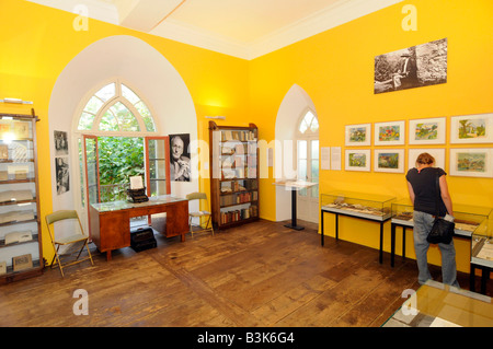 Un visiteur à l'intérieur du musée dédié à l'écrivain allemand Herman Hesse à Montagnola village dans la région du Tessin en Suisse. Banque D'Images