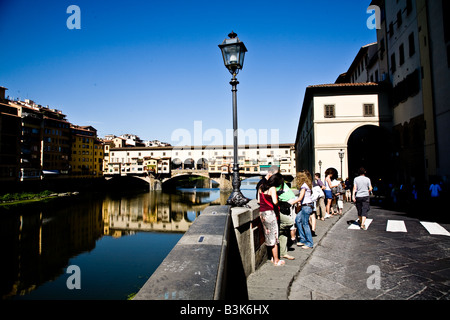 Le Ponte Vecchio l'ancien pont c'est une rue commerçante dans l'Arno Fiume Banque D'Images